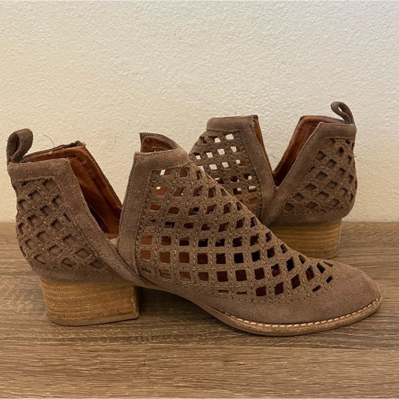Jeffrey Campbell Taggart Tan Suede Caged Cutout Ankle Boots Booties, Size 8.5 - Picture 4 of 9